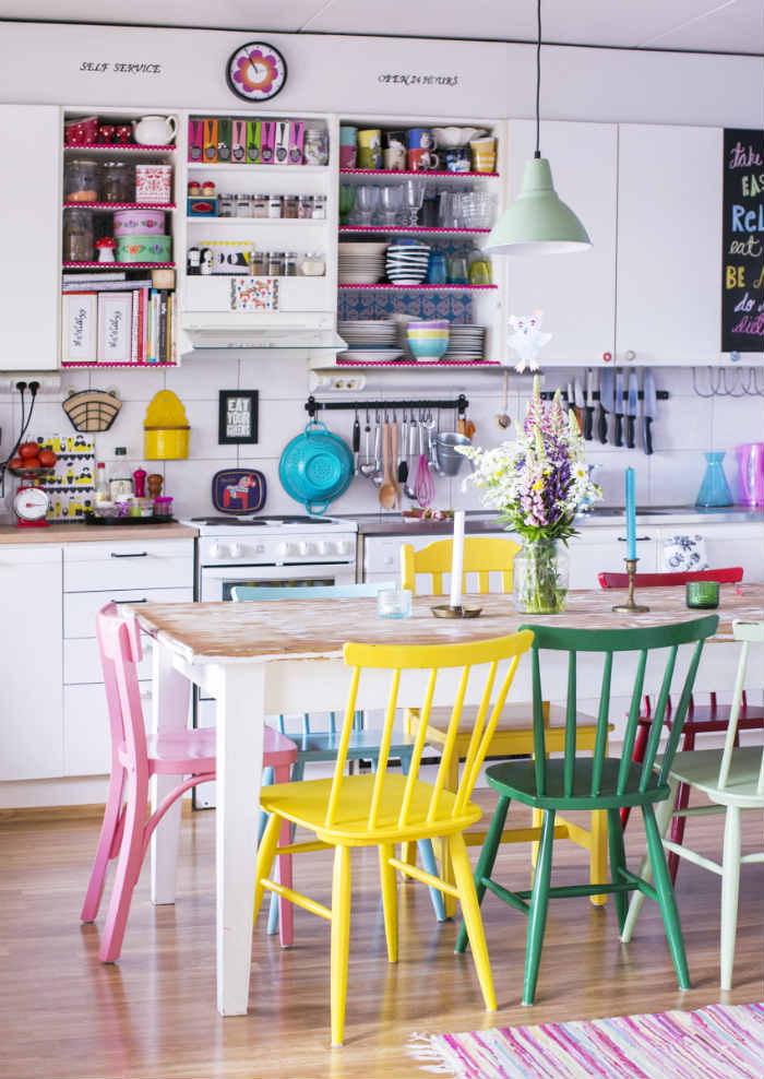 Οι καρέκλες, τα πιάτα και τα σκεύη δίνουν χρώμα σε ολόκληρη την κουζίνα. Να μας γίνει μάθημα αυτό!