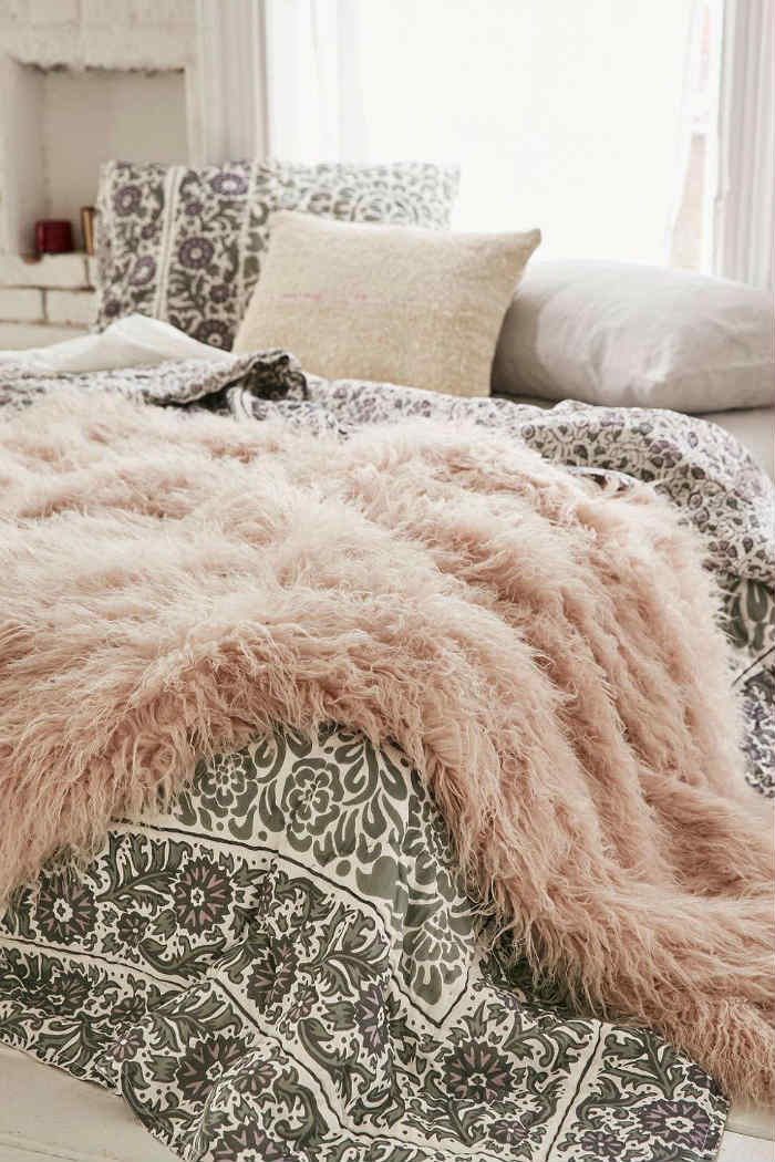 Αυτή είναι μια πολύ όμορφη κουβέρτα προβιά, για το υπνοδωμάτιό σου σε ρομαντικό τόνο!