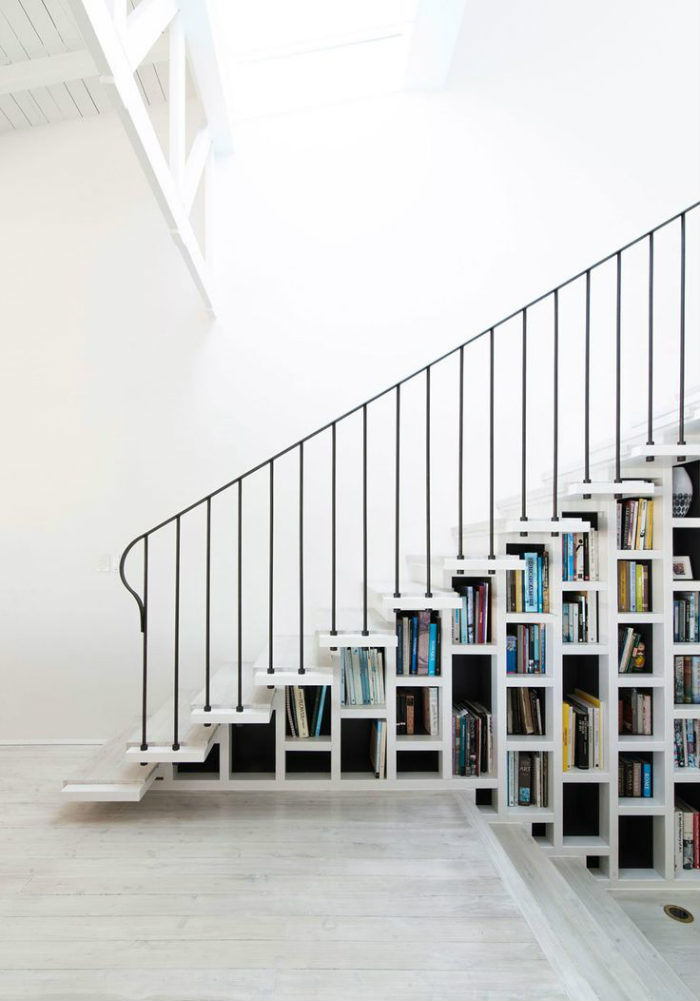 Οι λευκές σκάλες βιβλιοθήκη, σε ανεβάζουν επίπεδο σωματικά και πνευματικά!