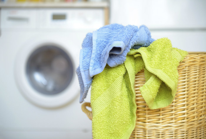 Βάλε τα; άπλυτα ρούχα στο καλάθι ή το πλυντήριο. Δεν θες να δεις πεταμένα ρούχα σε όλο το σπίτι μόλις ξυπνήσεις.
