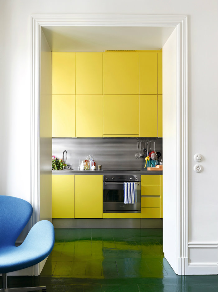 κίτρινα ντουλάπια με πράσινο πάτωμα