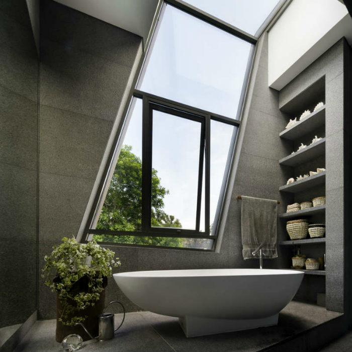 παράθυρο και διαγώνιος φεγγίτης minimal μπάνιο