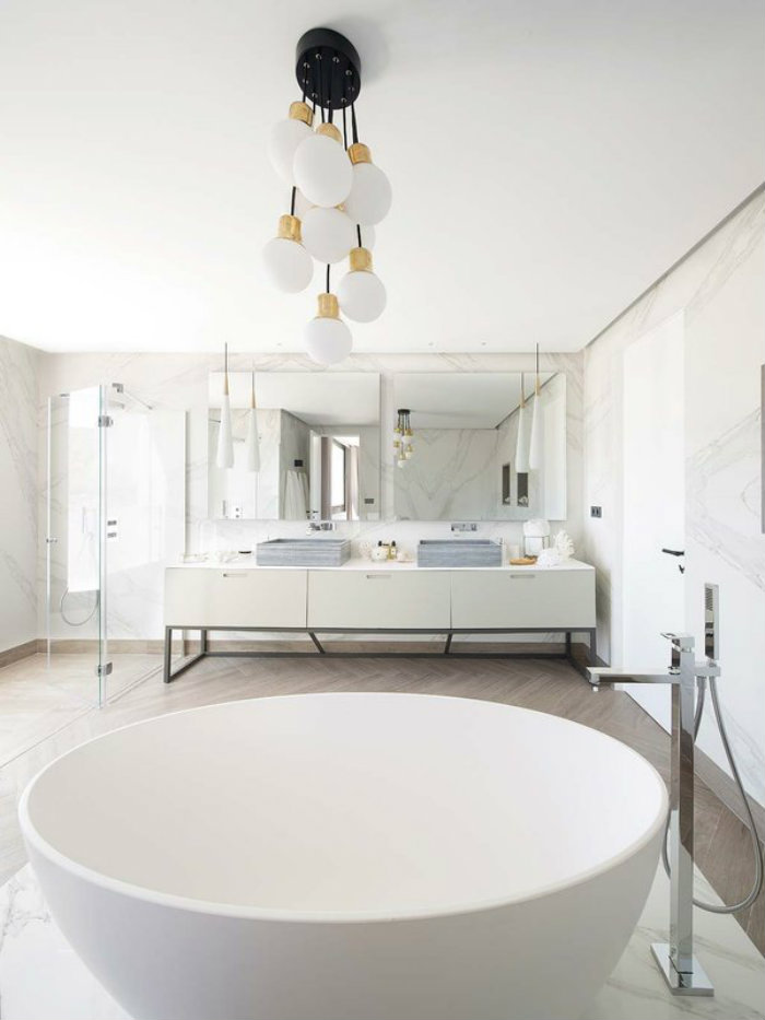 το μεγάλο λευκό μπάνιο