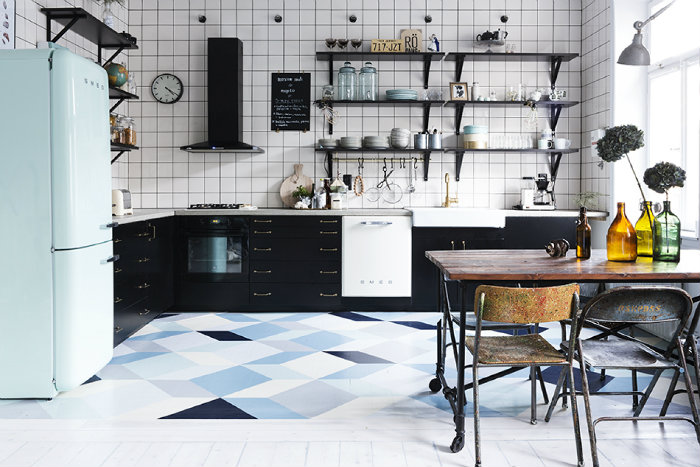 Ρετρό μοντερνισμός και πάτωμα κουζίνας γεωμετρικό με 5 χρώματα