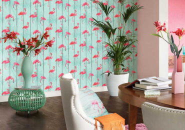 Ταπετσαρία φλαμίνγκο σε φόντο με το χρώμα της μέντας.