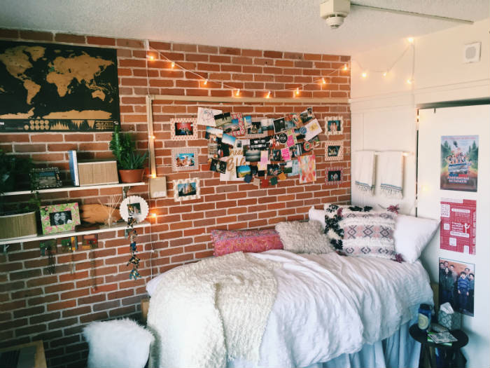 υπνοδωμάτιο με φωτάκια γιρλάντα και τοίχο από τούβλα