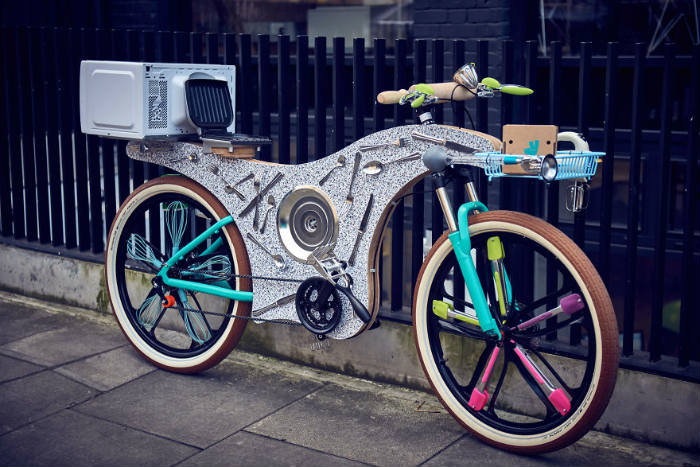 Ποδήλατο από ανακυκλωμένα είδη κουζίνας.