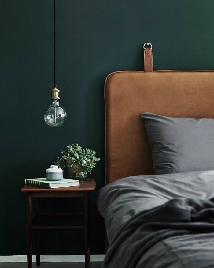 Τα σκούρα πράσινα υπνοδωμάτια είναι μυστηριώδη, πολυτελή και όμορφα.