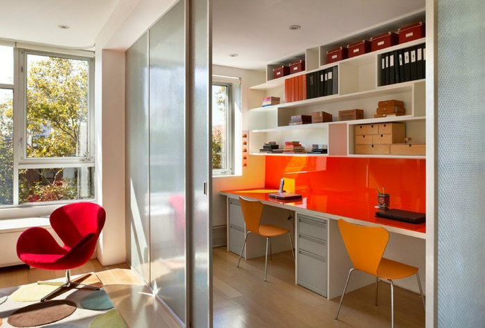Γραφείο πορτοκαλί και ενδιάμεση διαχωριστική πόρτα με το σαλόνι.