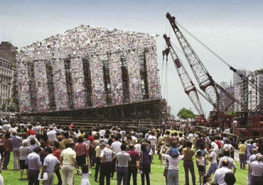 Φυσικά χρειάστηκαν και γερανοί για να γίνει η εγκατάσταση πράξη.