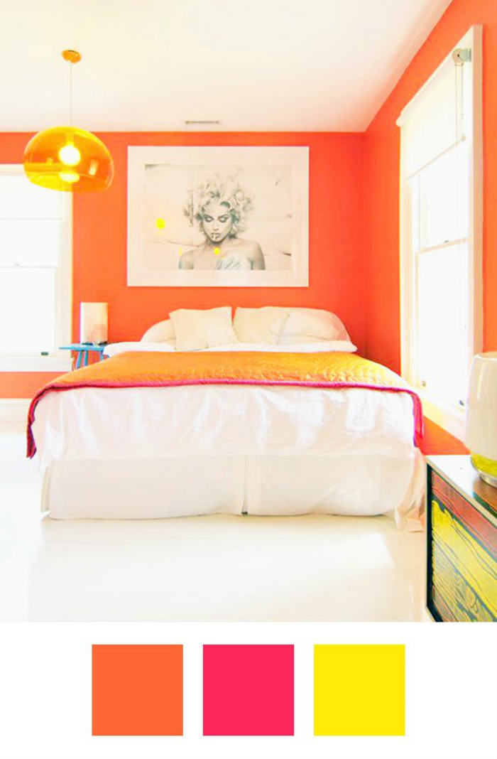 Έντονο πορτοκαλί υπνοδωμάτιο με κίτρινο και κοραλί.