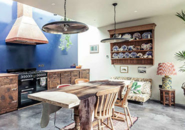 Εκλεκτική κουζίνα με rustic και βιομηχανικά χαρακτηριστικά.