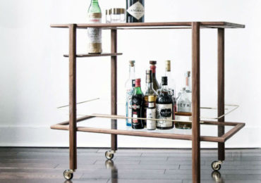 Ένα bar cart είναι από τους πιο όμορφους τρόπους παρουσίασης.