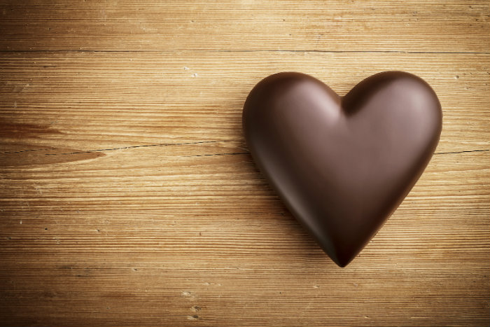 Η μαύρη σοκολάτα αποτελεί superfood που ωφελεί τα μέγιστα την καρδιά.