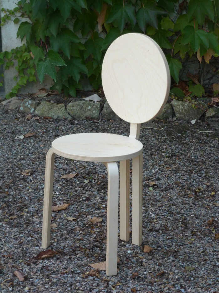 Με δύο σκαμπώ δημιουργήθηκε μια καρέκλα και περίσσεψαν και 3 πόδια για άλλες DIY κατασκευές.