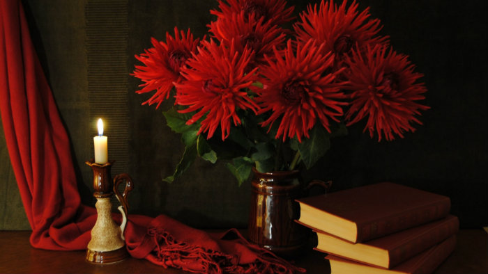 Ένα ρομαντικό σετάρισμα λουλουδιών με κεριά είναι ό,τι καλύτερο μπορείς να κάνεις.