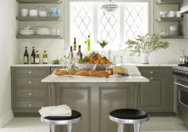 Μικρή κουζίνα με ράφια.