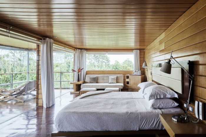 Υπνοδωμάτιο ντυμένο με ξύλο.