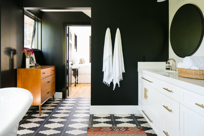 Μαύρο μπάνιο με γεωμετρικά σχέδια και bohemian πινελιές.