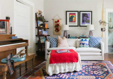 Το καθιστικό έχει έναν πολύ άνετο καναπέ στην μια άκρη και μαζί με το πιάνο και την τραπεζαρία.