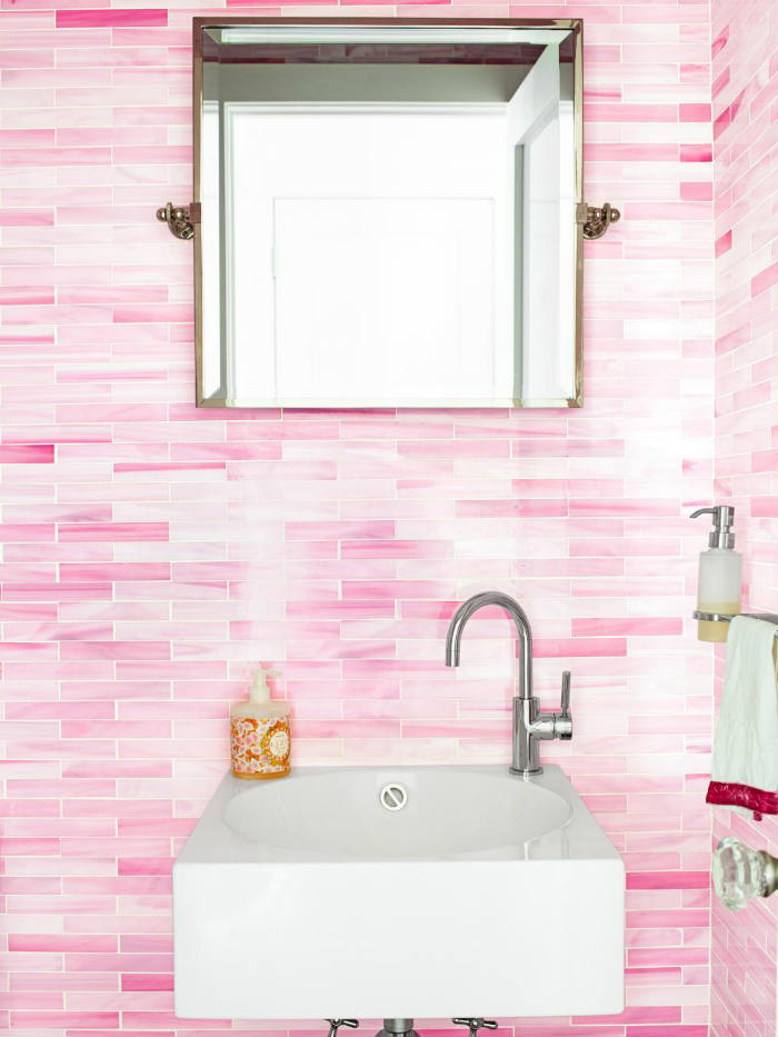 Ένα μπάνιο με μωσαϊκό μεταχειρίζεται το ρετρό ροζ με μοντέρνο τρόπο. Πολύ όμορφο αποτέλεσμα.