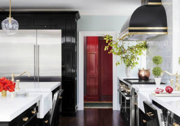 μαυρη κουζινα με χρυσο