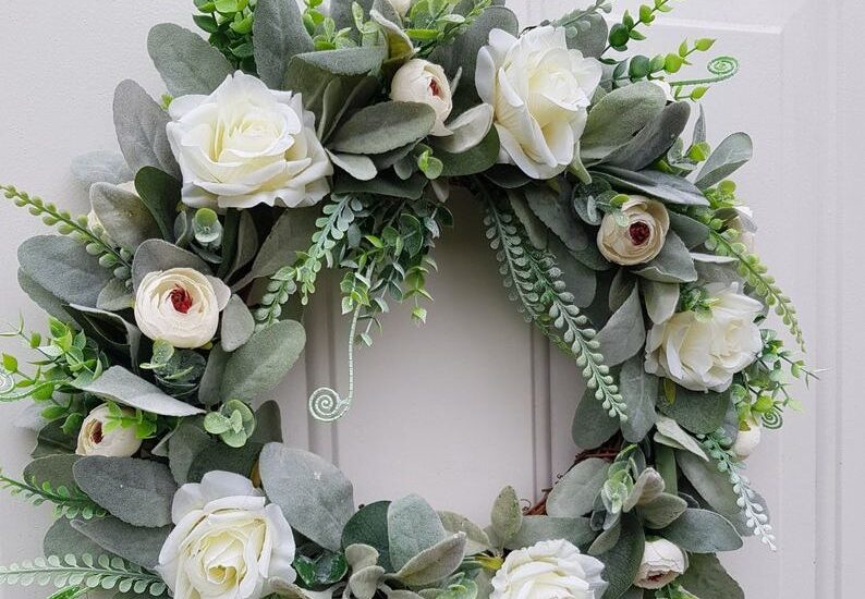 στεφανι πορτας εισοδου διακοσμητικο λουλουδια ανοιξιατικο εξωπορτας πρωτομαγια πρωτομαγιατικο λουλουδια μαγιατικο λευκο