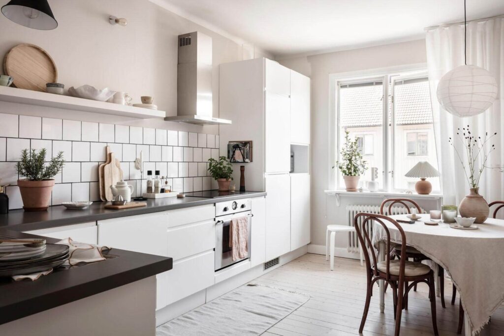 μικρη κουζινα λευκη ασπρα ντουλαπια σκανδιναβικη διακοσμηση ιδεες λυσεις φωτογραφιες μικρο διαμερισμα μοντερνο σκανδιναβικο