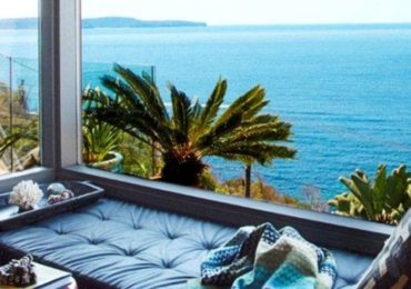 χτιστος παγκος παραθυρο θεα θαλασσα εξοχικο ιδεες διακοσμησης διαβασμα