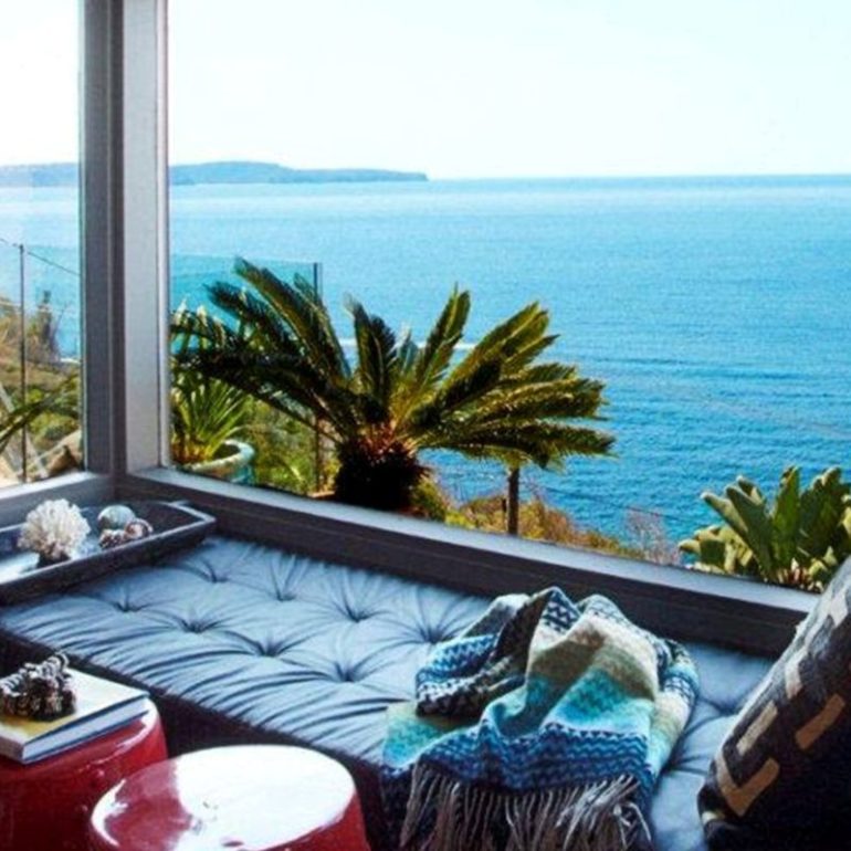 χτιστος παγκος παραθυρο θεα θαλασσα εξοχικο ιδεες διακοσμησης διαβασμα