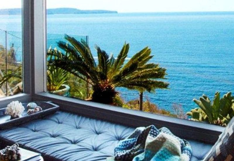 7 χτιστοί πάγκοι δίπλα σε παράθυρα με θέα, ιδανικοί για διάβασμα και χαλάρωση!