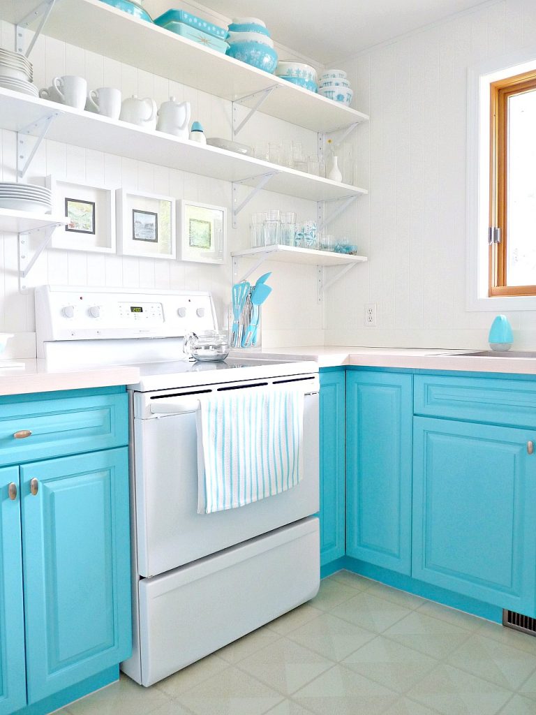 χρωματιστα ντουλαπια κουζινας