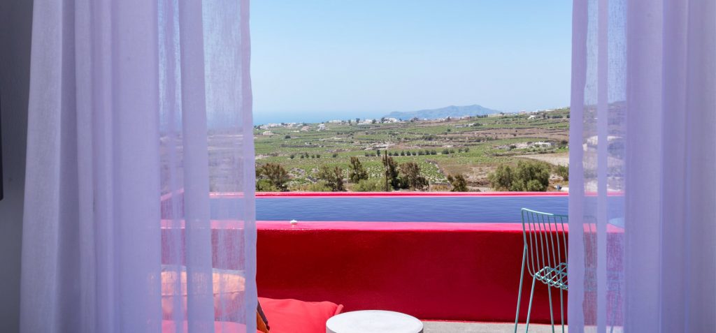 κοκκινη πισινα σαντορινη