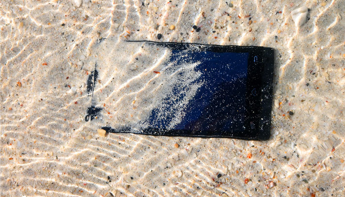 κινητο στο νερο