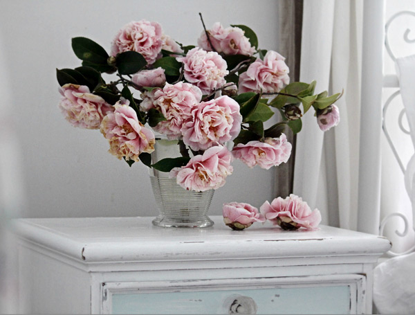 κομοδινο βαζο λουλουδια