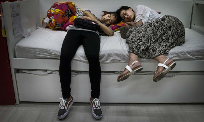 Ύπνος με εντολή διευθυντή καταστήματος! 