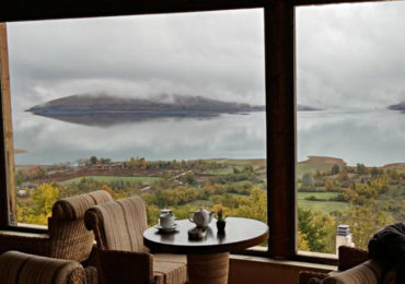 λιμνη πλαστηρα ξενοδοχειο