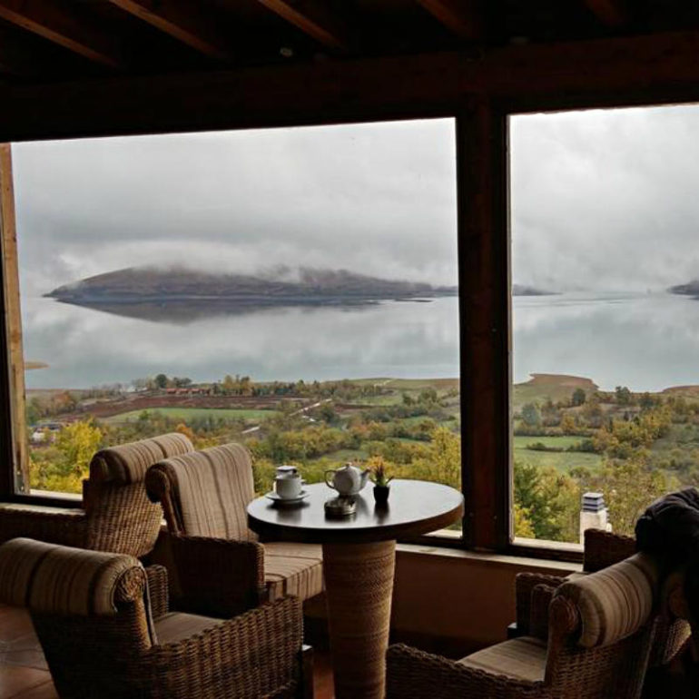 λιμνη πλαστηρα ξενοδοχειο