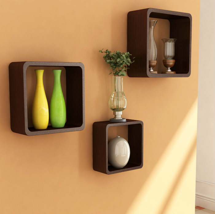 Στενά ράφια για το σαλόνι.