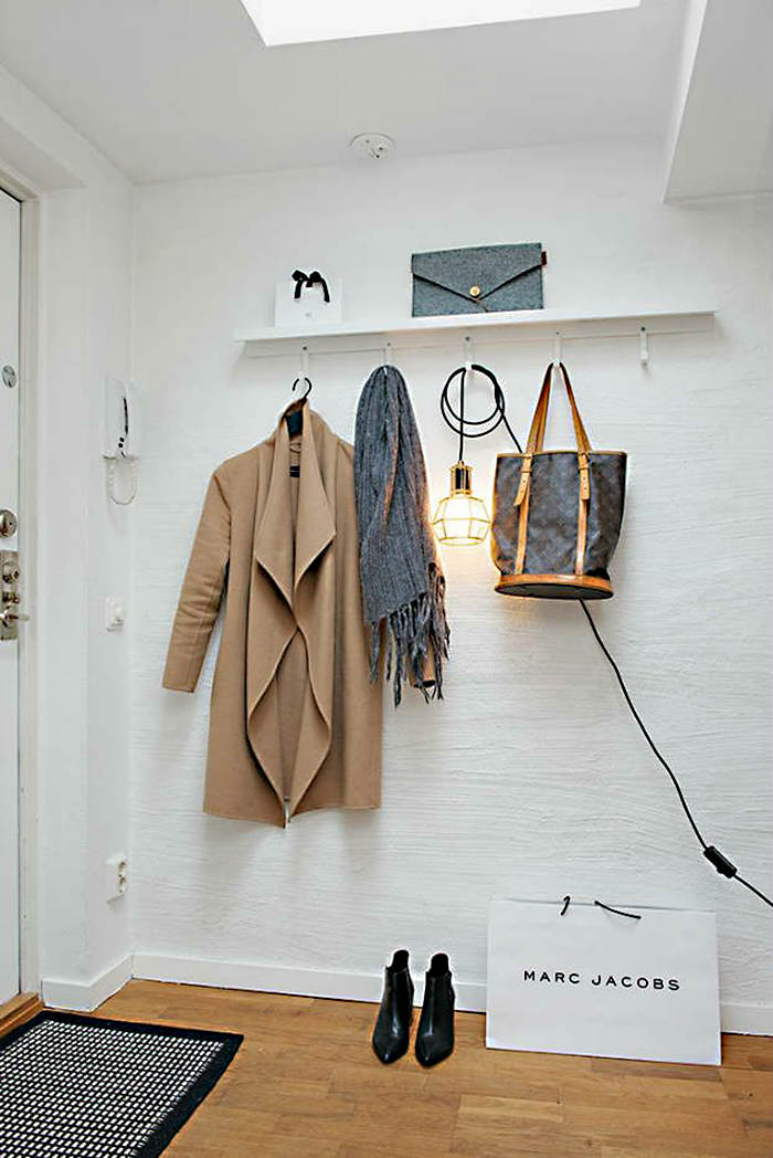 Έτσι χωράνε όλα τα πράγματα που φόραγες , αλλά και το φωτιστικό!