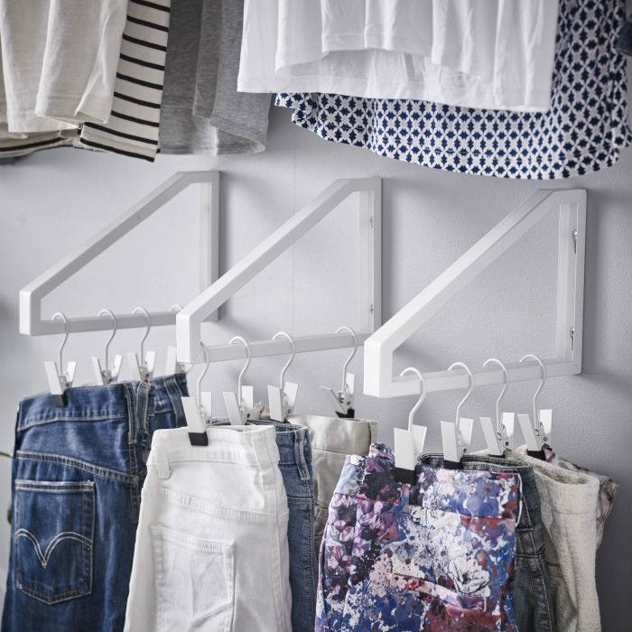 Στηρίγματα ραφιών ΙΚΕΑ γυρισμένα ανάποδα. Χωράνε άνετα στην ντουλάπα της πρώτης φωτογραφίας του άρθρου!