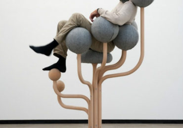 Η καρέκλα από τον πρώτο σχεδιασμό της, ενεργοποιεί περισσότερους μύες, με αποτέλεσμα το σώμα να μην «απλώνει» ή καταπονείται, σε σχέση με το κάθισμα σε συμβατική καρέκλα.