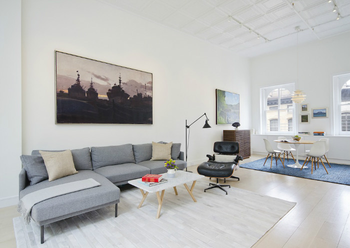 Ένα χαλί σε βοηθά να διαχωρίσεις τους χώρους και δεν φαίνεται ότι έχεις τα πάντα σε ένα δωμάτιο.