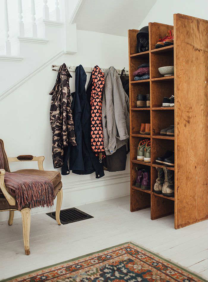 Μπορεί η καρέκλα να κοστίζει εκατοντάδες ευρώ, αλλά η παπουτσοθήκη κόστισε μόλις 4!