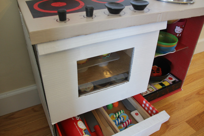 Ιδιοφυής μαμά, έφτιαξε ψεύτικη κουζίνα από χαρτόνι και στο συρτάρι έβαλε τα παιδικά εργαλεία!