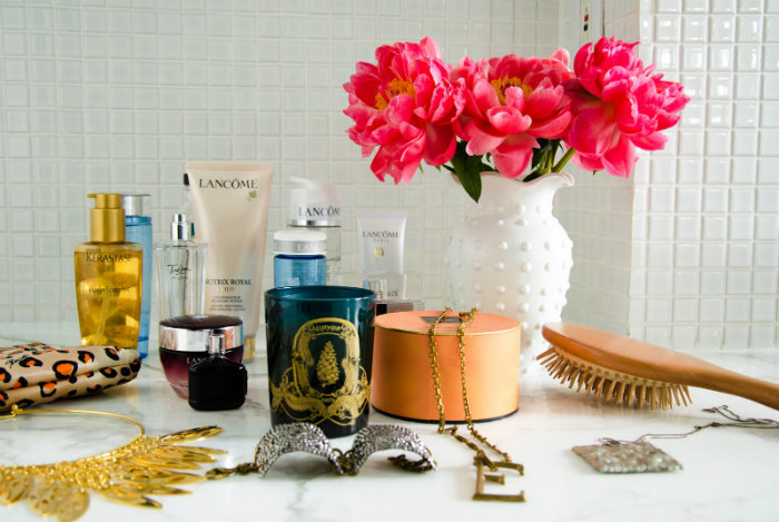 Τα κοσμήματα ανεξαρτήτως υλικού καταστρέφονται σε υγρό μέρος.