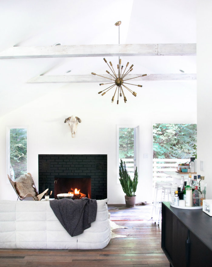 Το εκλεκτικό φωτιστικό σε winter white φόντο, κλέβει την παράσταση!