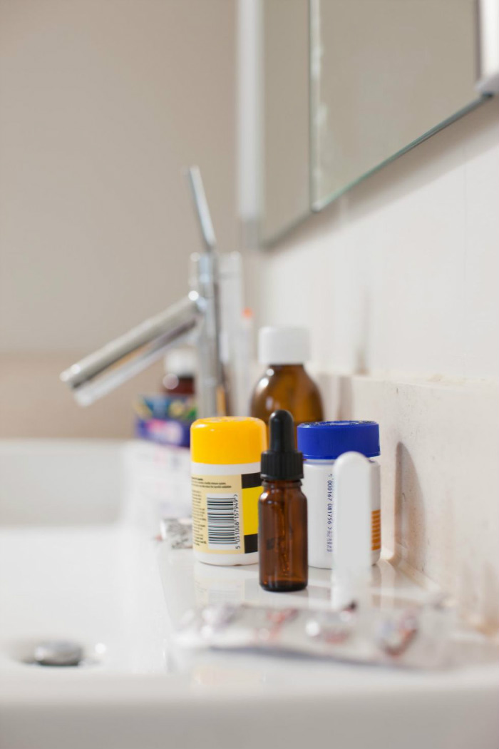 Τα φάρμακα φυλάσσονται σε σκιερό, ξηρό μέρος με θερμοκρασία δωματίου. Το μπάνιο σου είναι όλα αυτά ή παίρνεις ληγμένα;