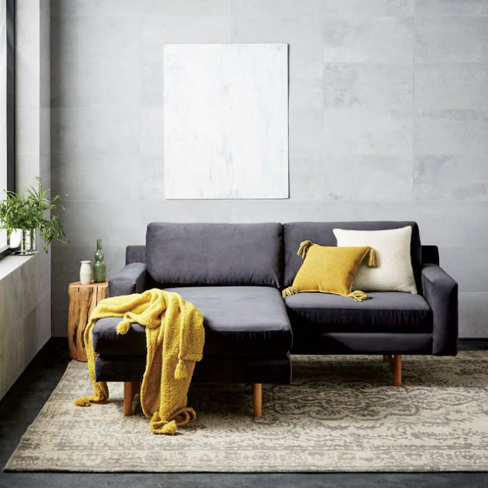 Ο διθέσιος καναπές είναι πιο ταιριαστός, το ίδιο και το μικρό τραπεζάκι!