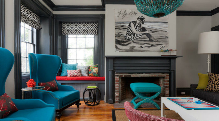 Παράδειγμα μοντέρνου εκλεκτικού: τα πολλά διαφορετικά υφάσματα, το animal print και ο μοναδικός σχεδιασμός των επίπλων είναι χαρακτηριστικά του στυλ.